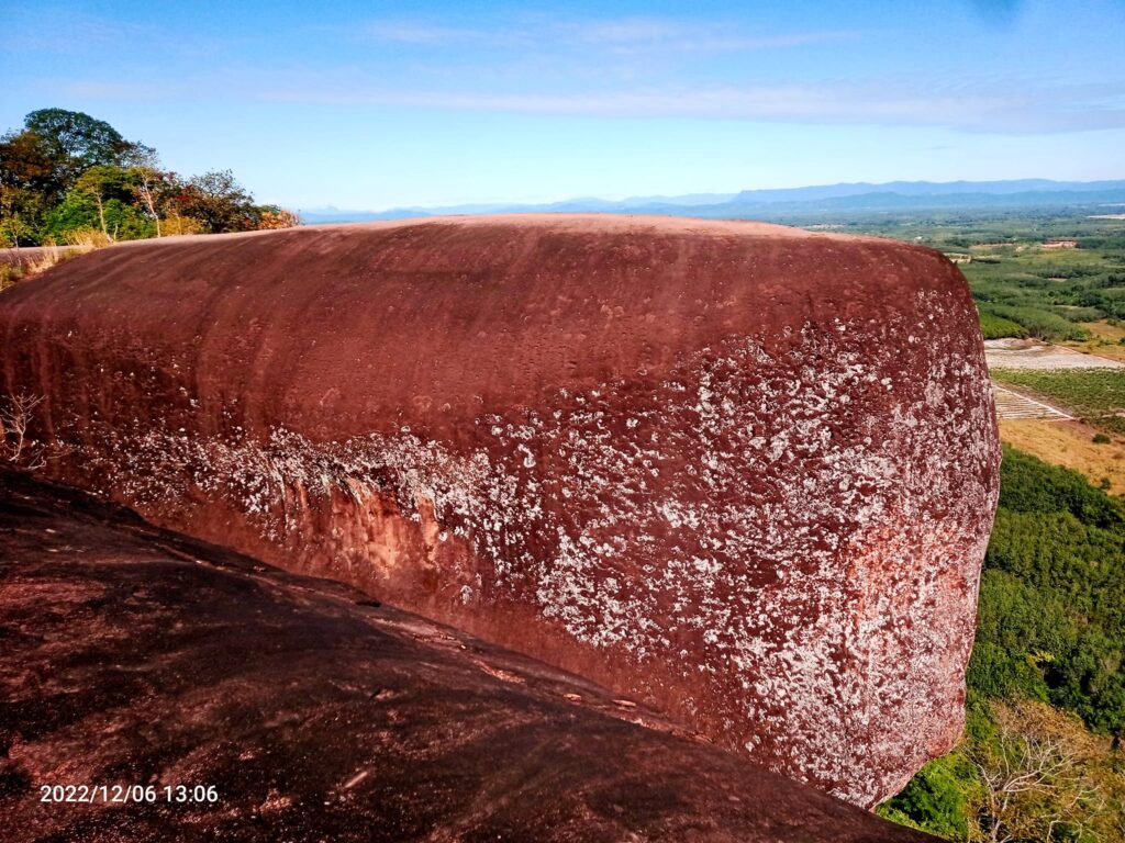 หินสามวาฬ