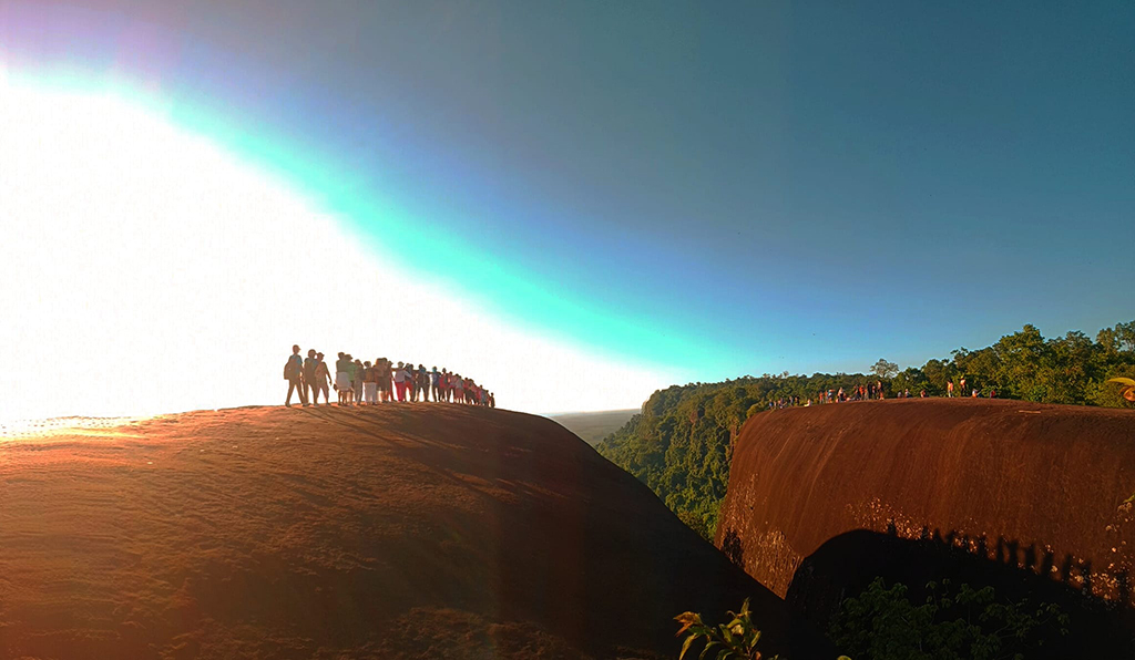 หินสามวาฬ