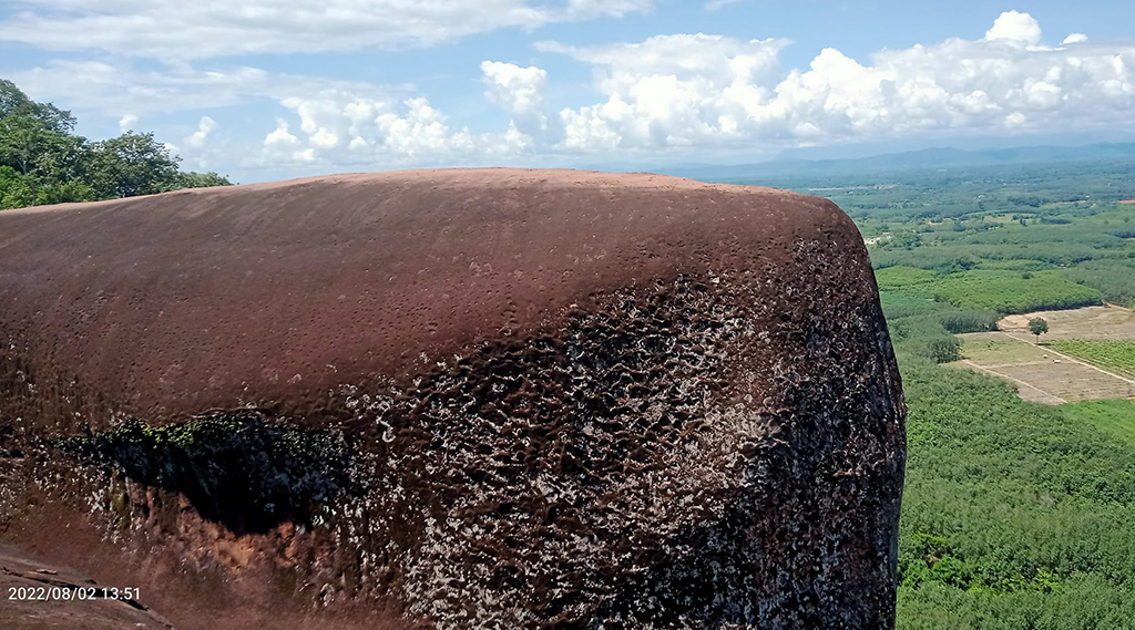 หินสามวาฬ