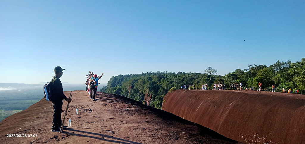 หินสามวาฬ