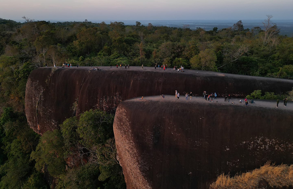 หินสามวาฬ